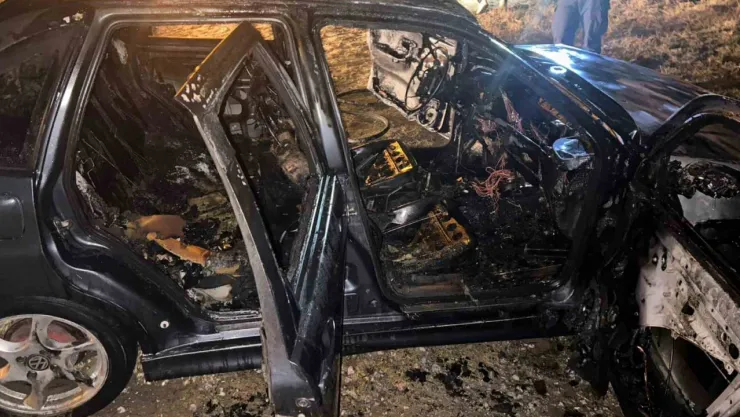 Park halindeki otomobil alev alev yandı