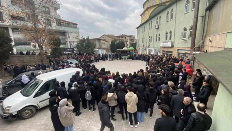 Beşinci kattan düşen öğretmen, son yolculuğuna uğurlandı