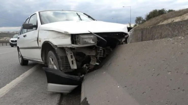 Beton bariyere çarpan otomobilin sürücüsü yaralandı