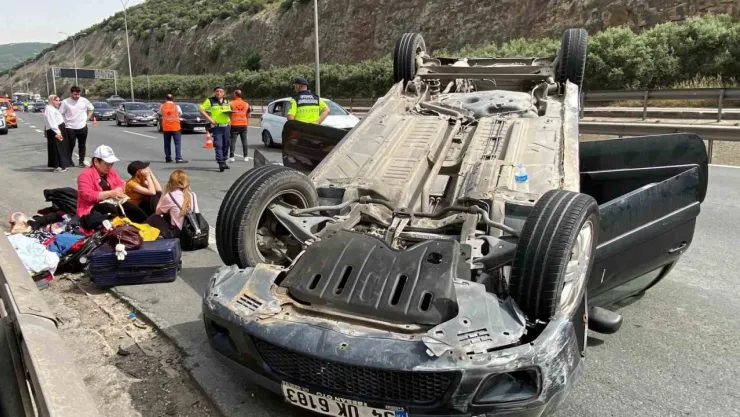 Beton bariyere çarparak takla atan araç ters döndü: 3 yaralı