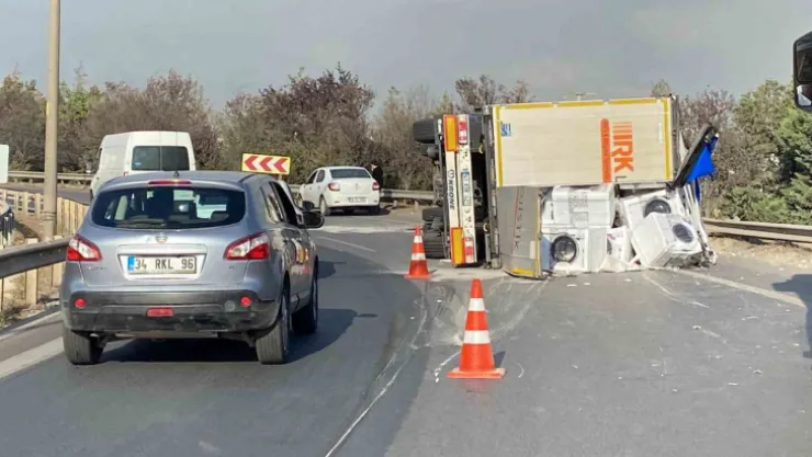 Beyaz eşya taşıyan tır devrildi