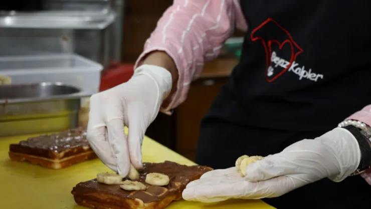 Beyaz Kalplerde waffle ile kahve günü