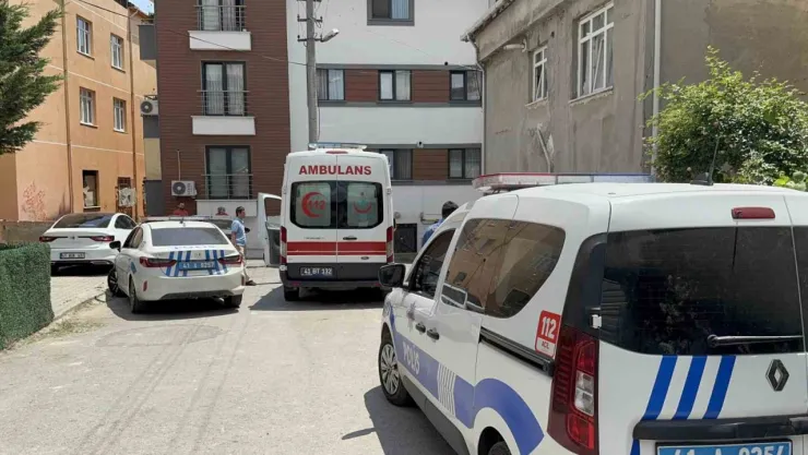 Bıçaklı kavgada 2 kardeş ve polis memuru yaraladı
