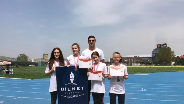 Bilnet, yüzme ve satranç şampiyonu