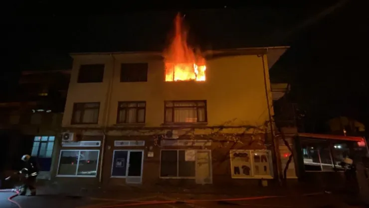 Kocaeli'de binanın 3. katı alev alev yandı