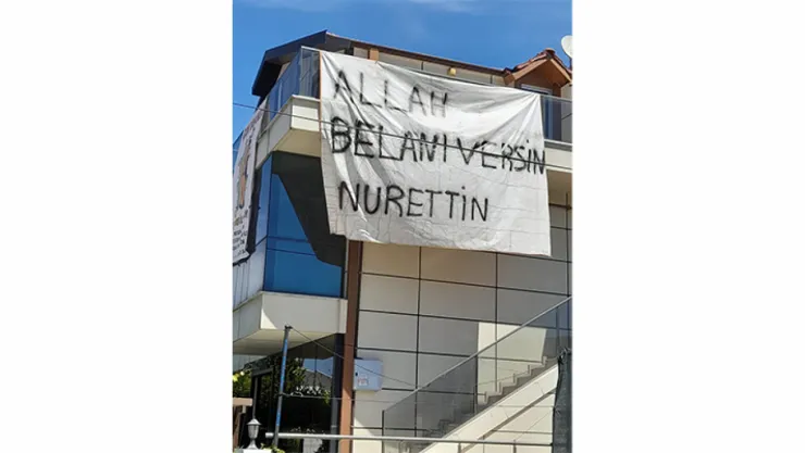 Binaya asılan dev pankartı gören dönüp bir daha baktı