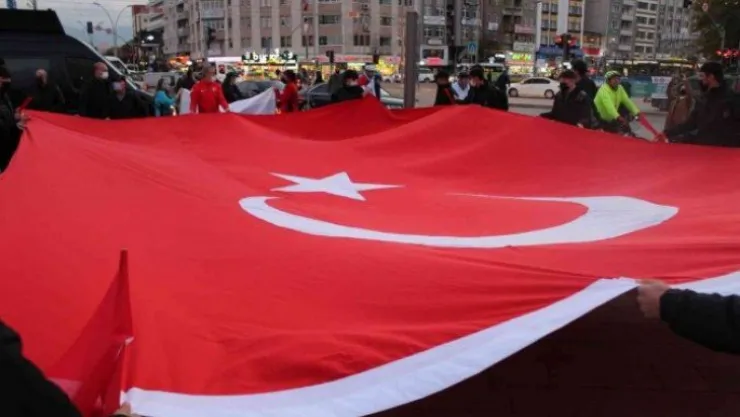 Binlerce kişi fener alayında Cumhuriyet için yürüdü