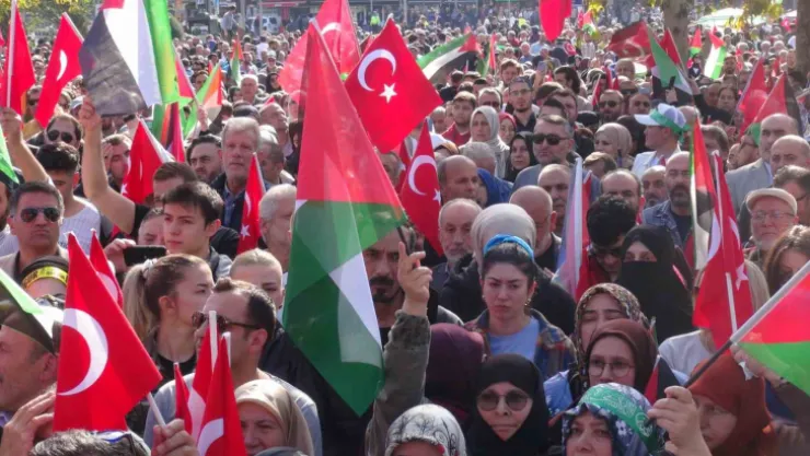 Kocaeli'de binlerce kişi sokağa döküldü