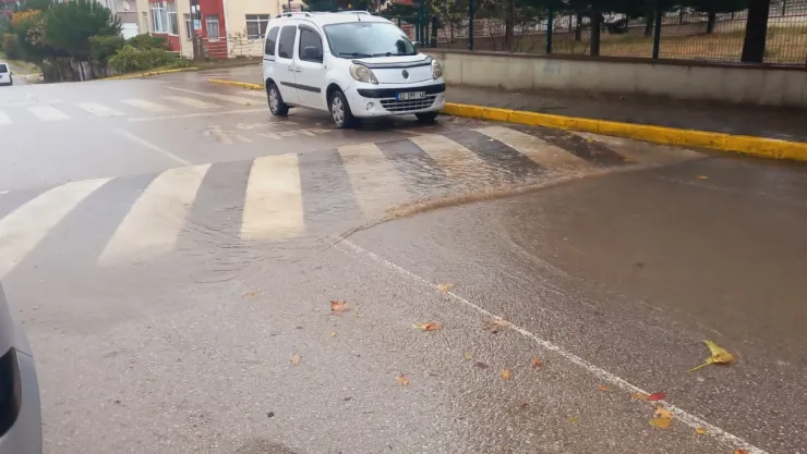 Biraz yağmur yağınca yol bu hale geliyor
