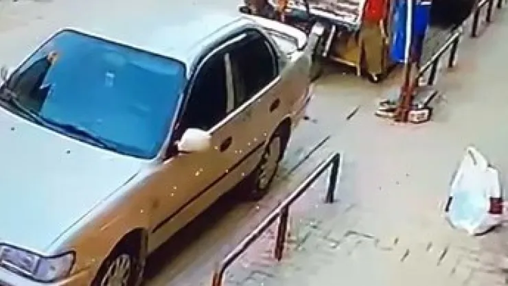 Biri oyaladı, diğeri kucağındaki bebekle çaldı