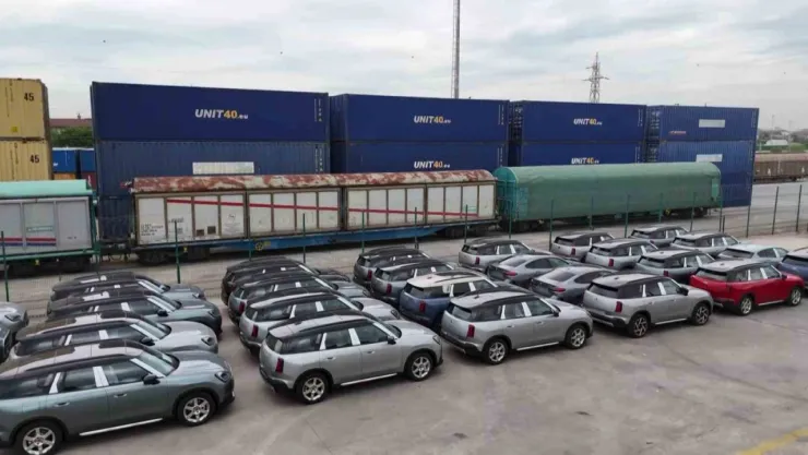 Boğazı trenle geçti: Araç sevkiyatı Köseköy'e ulaştı