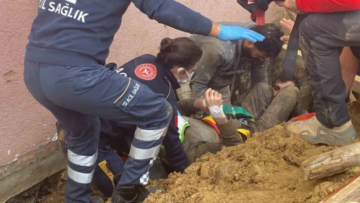 Kocaeli'de bir işçi toprak altında kaldı