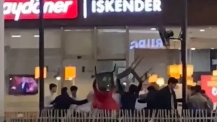 Ellerine geçirdikleri sandalyeleri birbirlerine fırlattılar