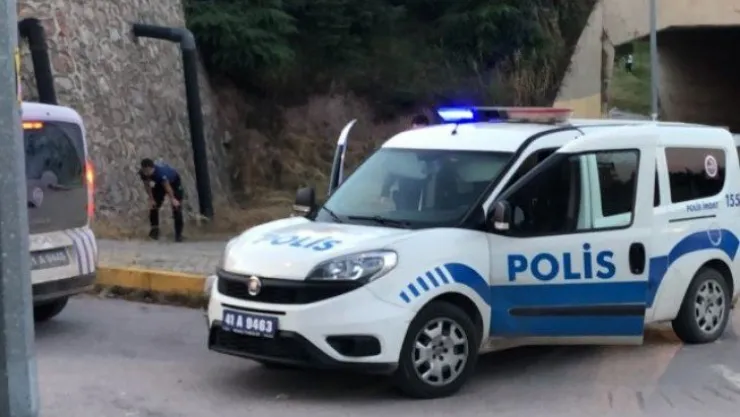 Boş arazide alkol alan şahıslar polis ekiplerine saldırdı: 9 gözaltı!