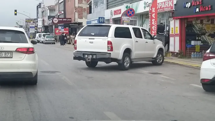 Bu araçlar trafik akışını engelliyor