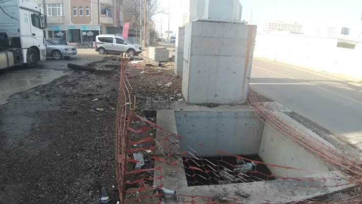 Bu caddede hala kaldırım yok!