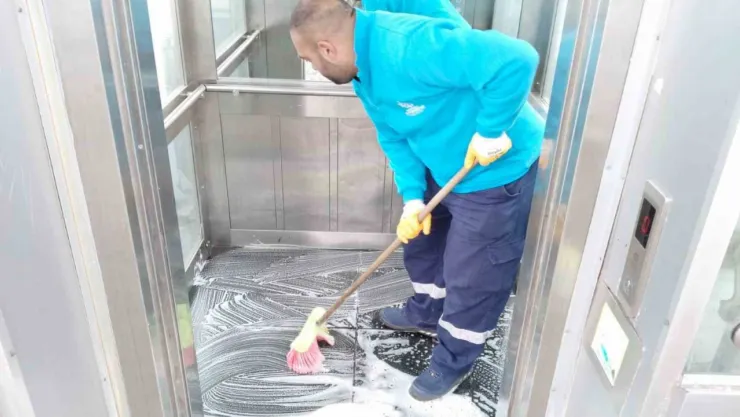 Asansöre tuvaletini yaptı