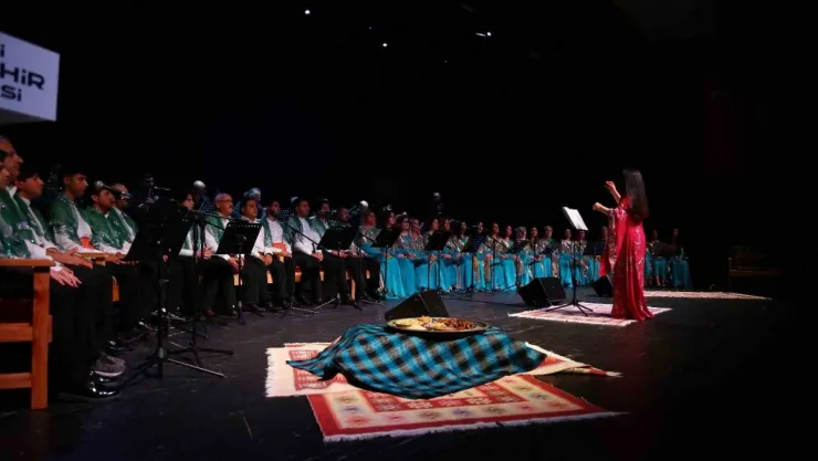 Bu konserde seyirciler sanatçıları dakikalarca ayakta alkışladı
