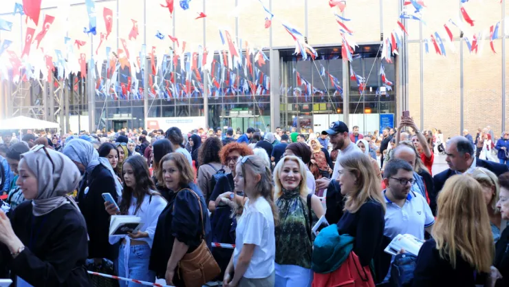 Bu kuyrukta imza mutluluğu var