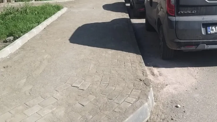 Bu sokakta evler ve balkonlar toz içinde kalıyor