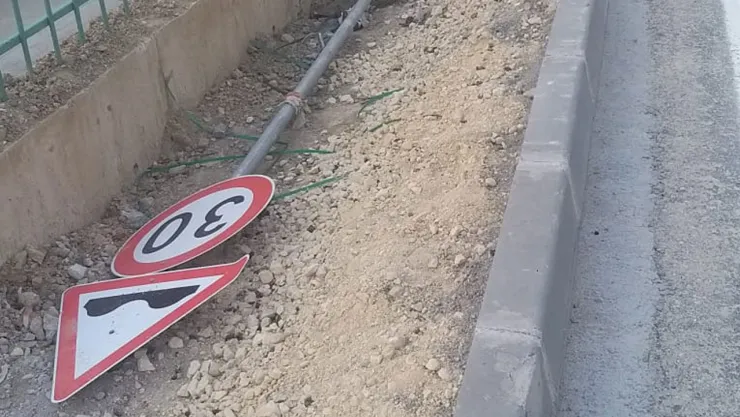 Bu sokakta ne tabela montajı ne yaya kaldırımı var