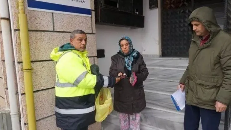 Bulduğu poşeti sahibine teslim etti