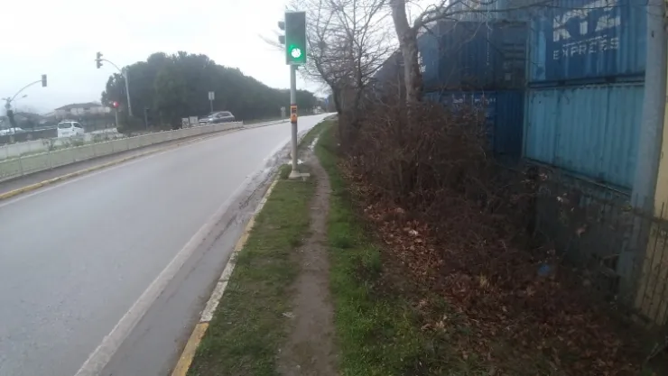 Burası da kaldırımsız yaya yolu