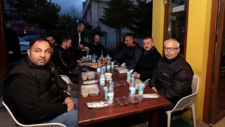 Büyükakın, Adalet Taksi durağında iftarını açtı