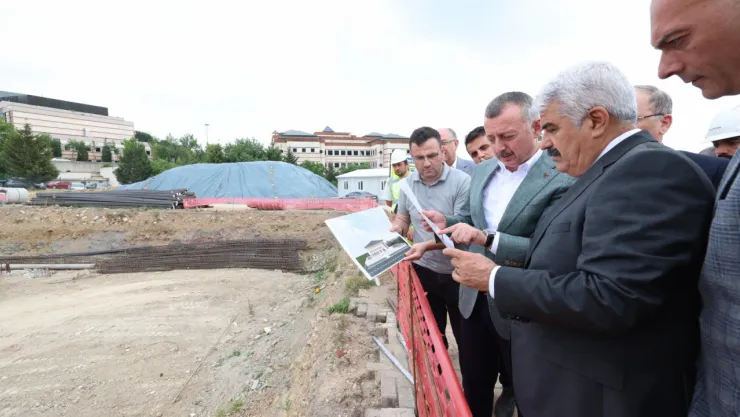 Büyükakın, KOÜ Camii ve Otopark inşaatını inceledi