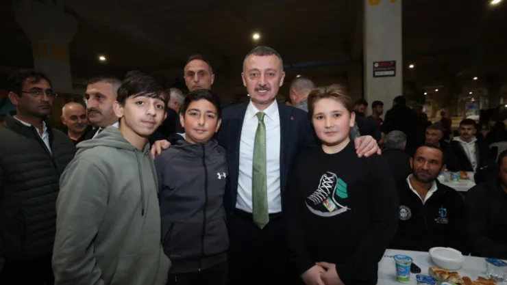 Büyükakın pazarcı esnafıyla iftarda buluştu
