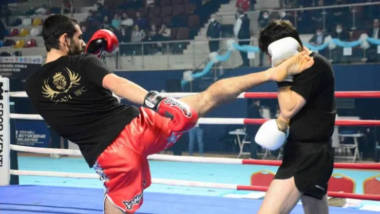 Büyükler Profesyonel Kick Boks Türkiye Şampiyonası Kocaeli'de başladı