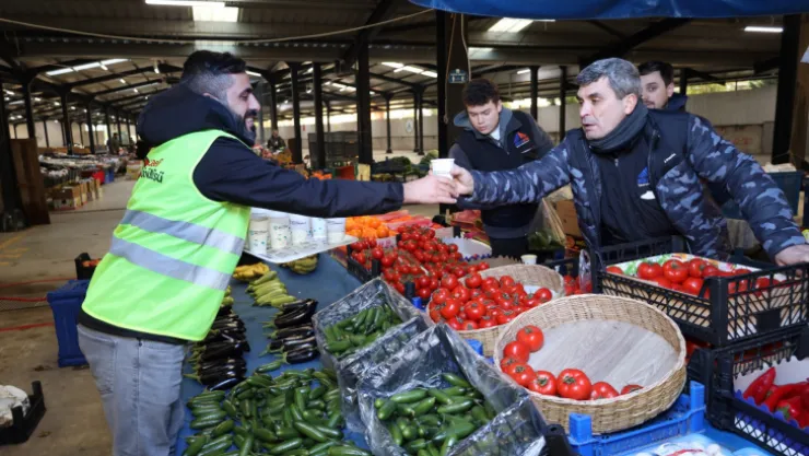 Büyükşehir'den Kartepe'de pazarcıya sabah çorbası