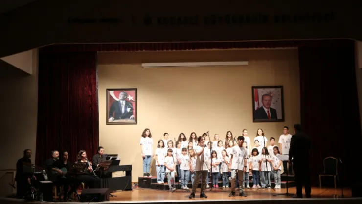 Şarkılarıyla geçmişe götürdü