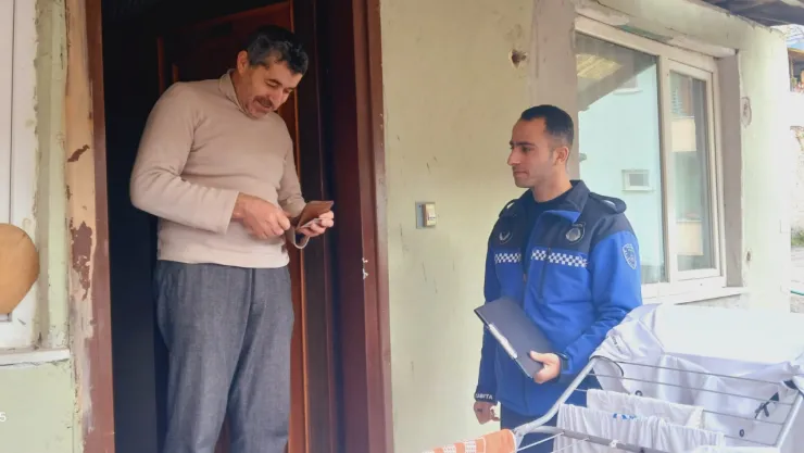 Büyükşehir zabıtası kayıp cüzdanı sahibine ulaştırdı