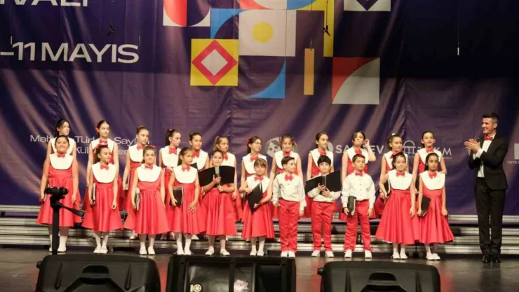 Büyükşehirin çocuk korosuna Ritmik Uyumda Başarı Ödülü