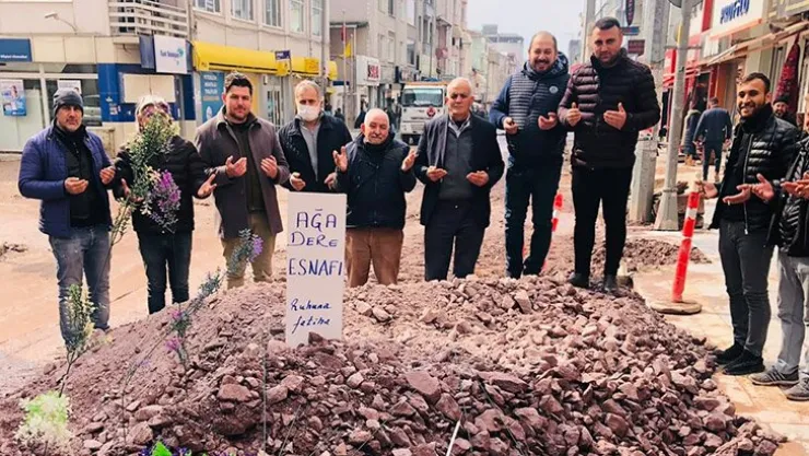 Cadde ortasında mezar yapıp, kendilerine Fatiha okudular