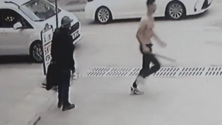 Cadde üzerinde satırlı bıçaklı kavga