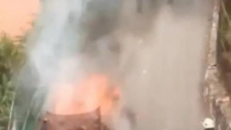 Cadde üzerindeki otomobil alev alev yandı