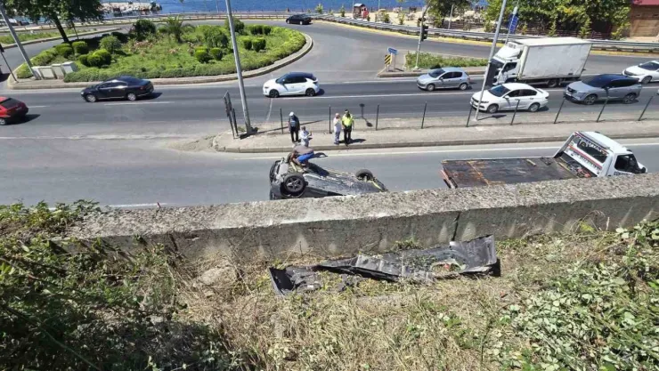 Çalışır vaziyetteki otomobil 6 metreden karayolu'na uçtu