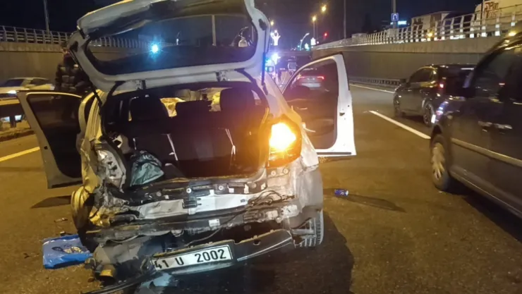 Çarpışan iki otomobilin tekerleri yola savruldu