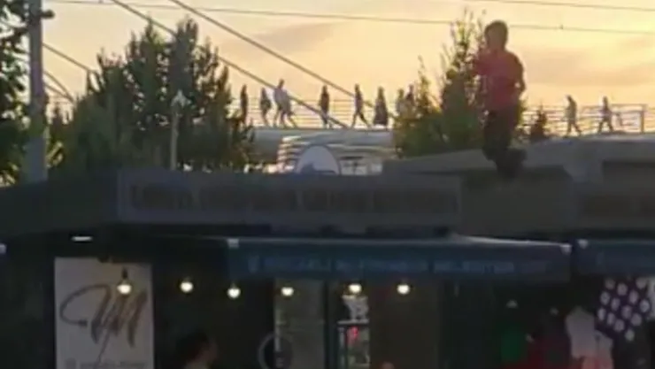 Çatıda zıplayan çocuklar korkuttu