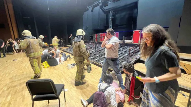 Konser Salonu'nda dev ekran insanların üzerine devrildi