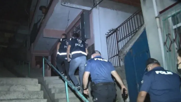 Çeşitli suçlardan aranan 16 kişi şafak operasyonunda yakalandı