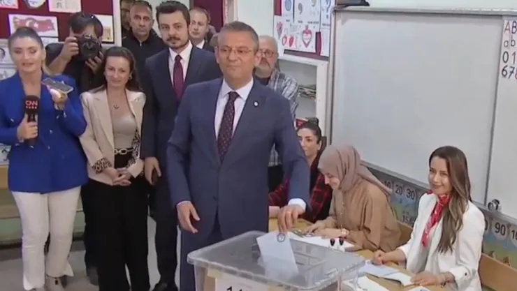 CHP Genel Başkanı Özel oyunu Manisa'da kullandı