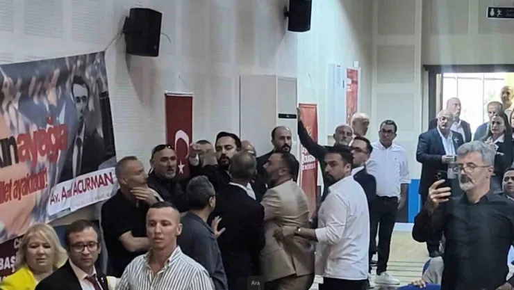 CHP kongresinde tekme ve tokatlar havada uçuştu