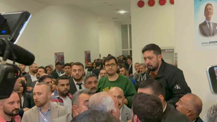 CHP Kurultayında partililer arasında gergin anlar!