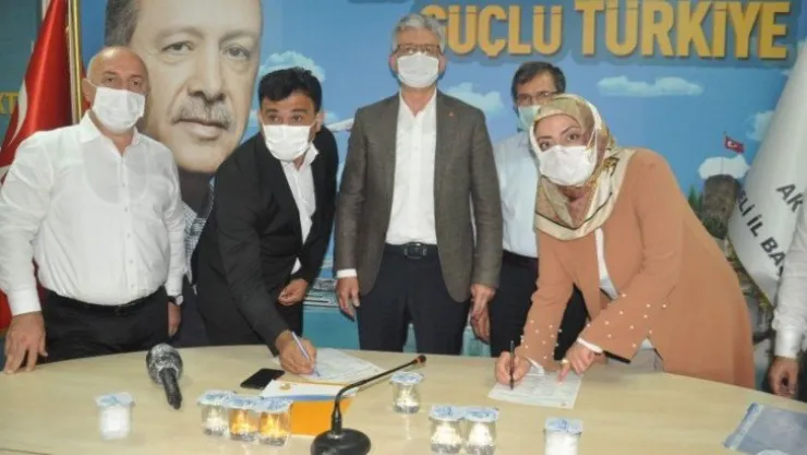 CHP'li iki meclis üyesi Ak Parti'ye geçti