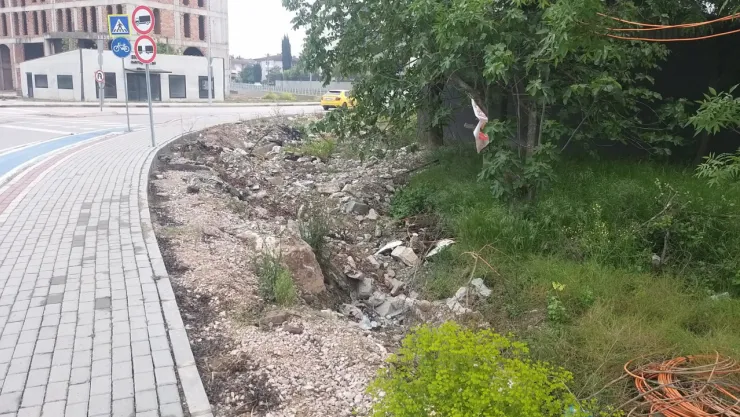 Çıkan molozlar niye yol kenarına atılıyor?