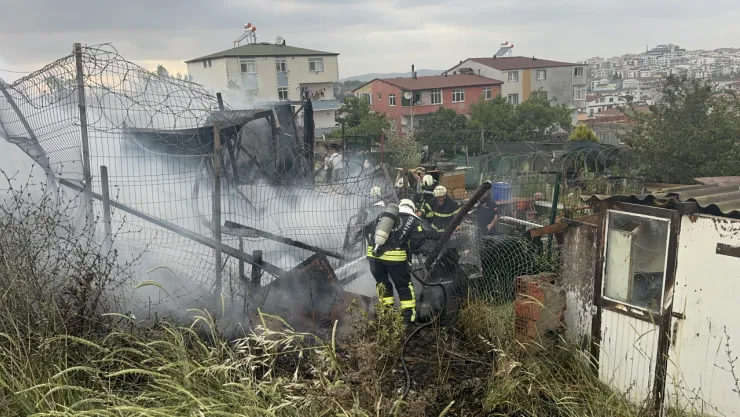 Çıkan yangında ev küle döndü