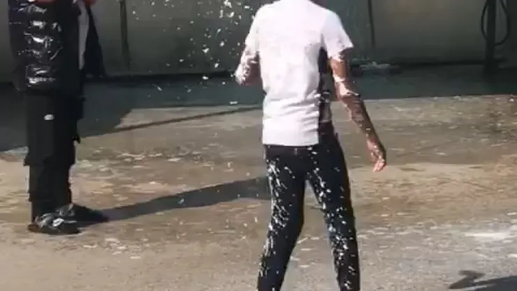 Çocuklar akaryakıt istasyonundaki köpükle serinledi